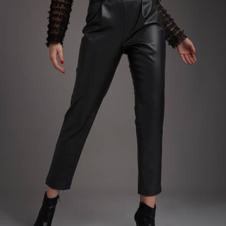 Pantalón tipo piel negro de Ivonne de segunda mano - GoTrendier