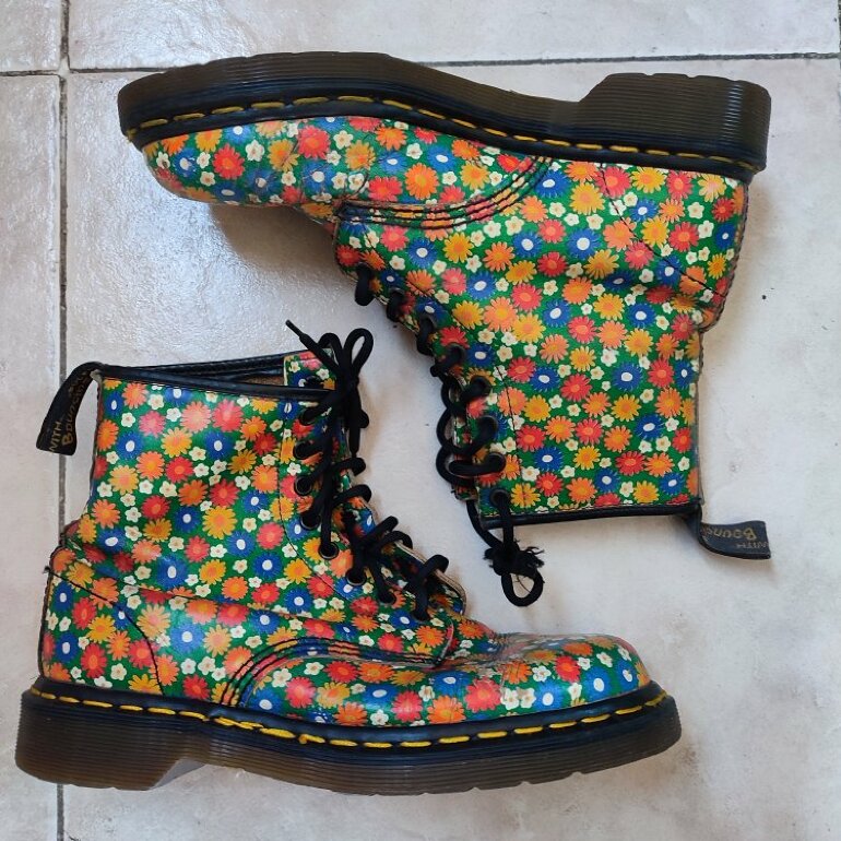 Botas Dr. Martens floreadas de segunda mano - GoTrendier