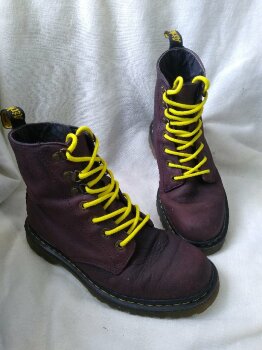 Botas estilo militar Dr. Martens moradas - GoTrendier