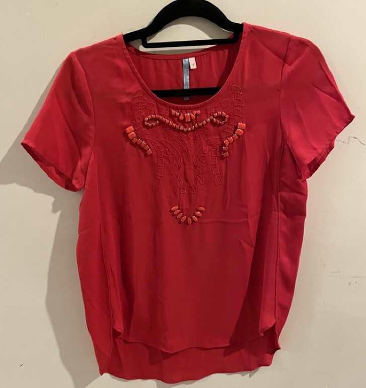 blusa roja moderna