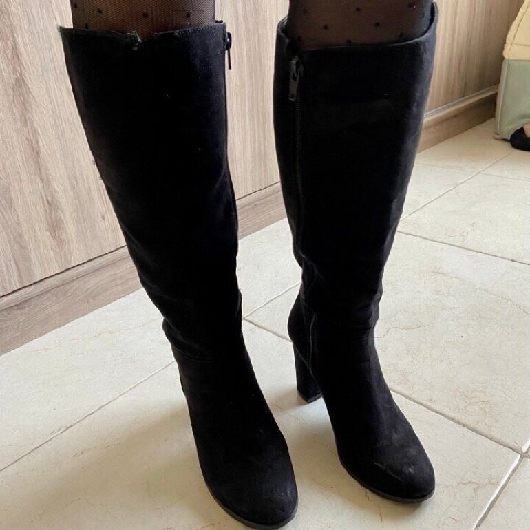 Botas negras de tacón de gamuza de C\u0026amp;A de segunda mano - GoTrendier