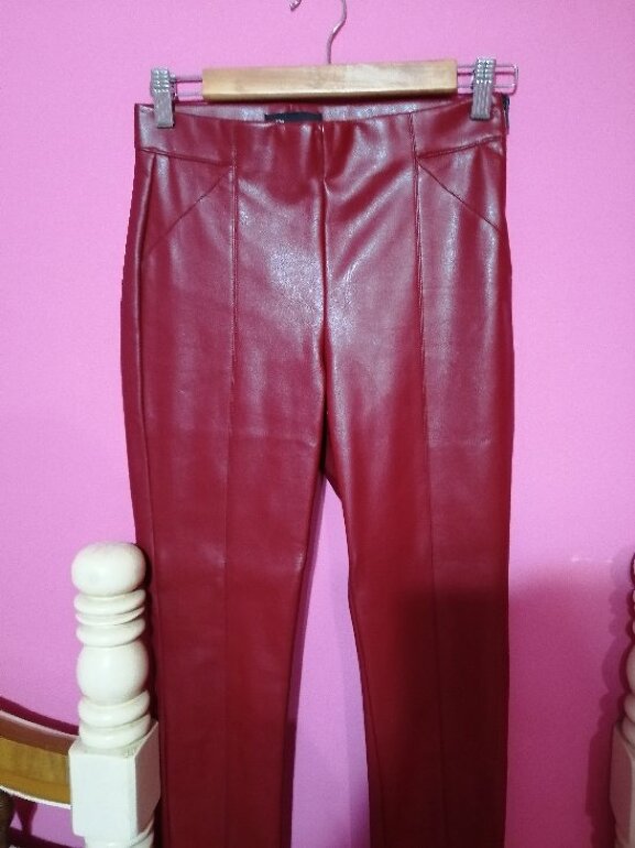Pantalón de vinipiel color vino de Zara de segunda mano - GoTrendier