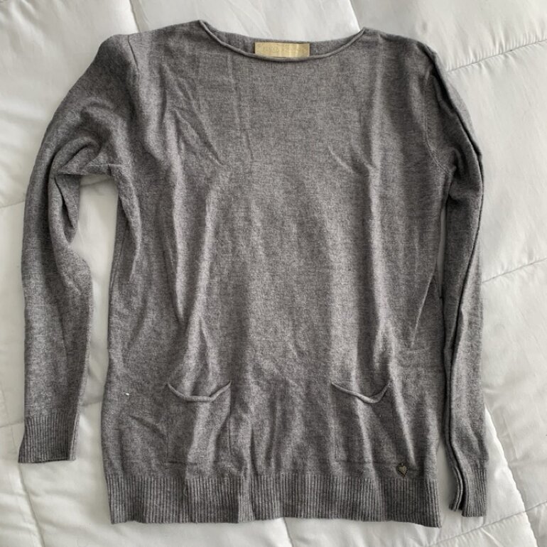 Hermoso suéter gris Mío Mio!! de Mio Mio de segunda mano - GoTrendier