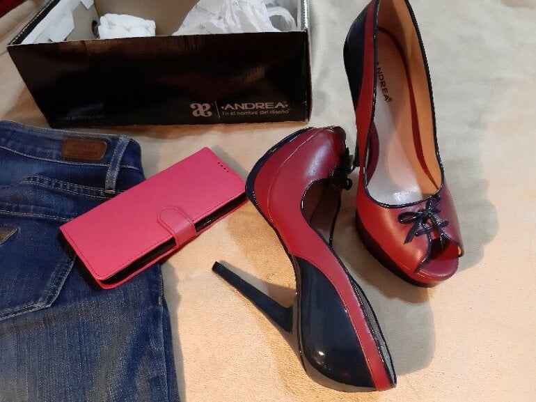 Zapatillas Andrea color vino c/azul de segunda mano - GoTrendier