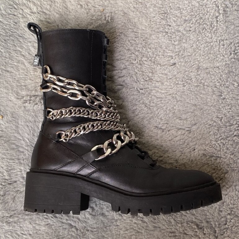 Botines de piel con cadenas Zara de segunda mano - GoTrendier