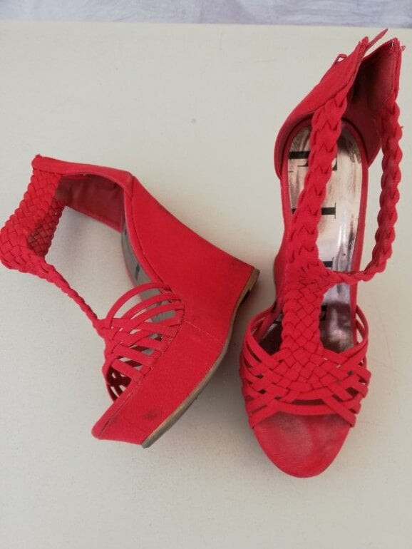 Zapatilla roja de tacon puente de Elle de segunda mano GoTrendier