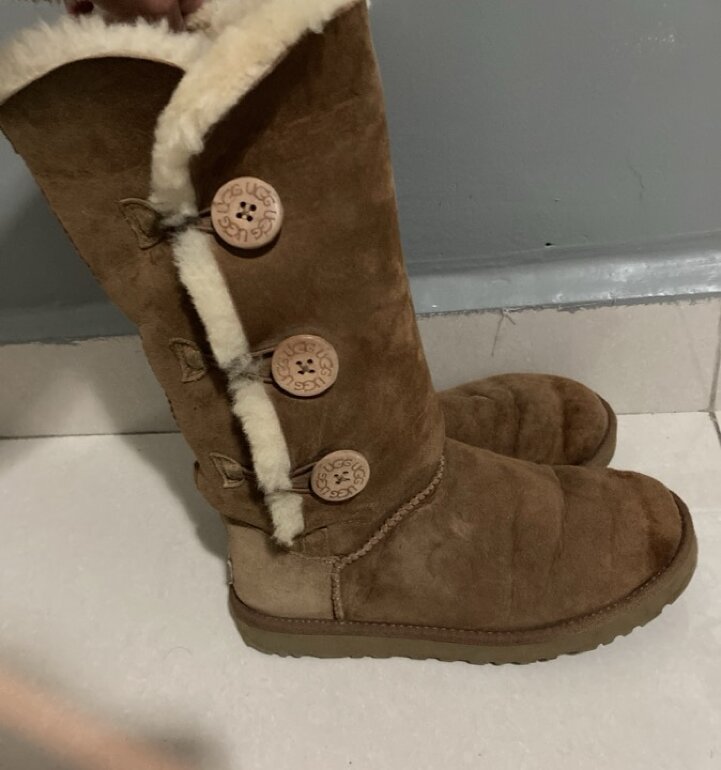 UGG 3 botones altas estilo Bailey de UGG Australia de segunda mano -  GoTrendier