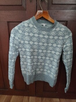 Sueter navideño GAP gris de segunda mano - GoTrendier