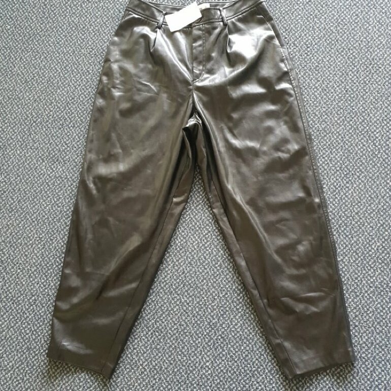 pantalon negro vinipiel mango de segunda mano - GoTrendier