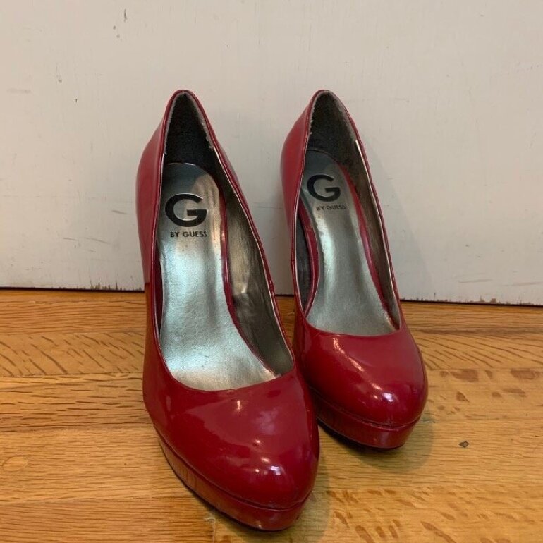 Tacones rojos Guess seminuevos de segunda mano - GoTrendier