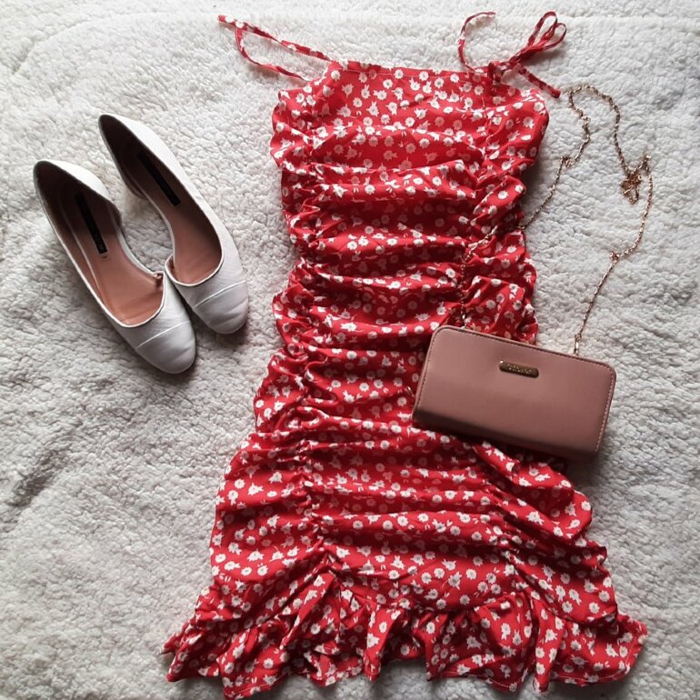 Vestido floreado entallado y corto de Shein de segunda mano - GoTrendier