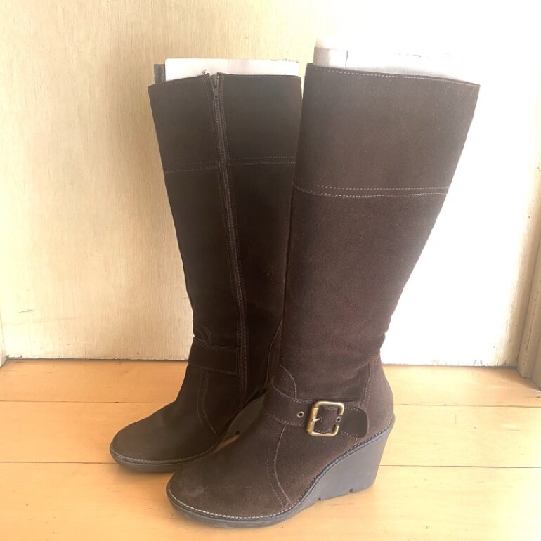 Botas largas de gamuza café de Gillio de segunda mano - GoTrendier