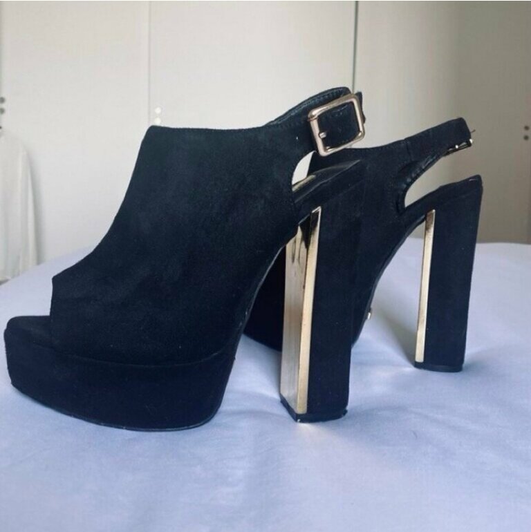 Tacones de gamuza negro con dorado de Studio F de segunda mano - GoTrendier