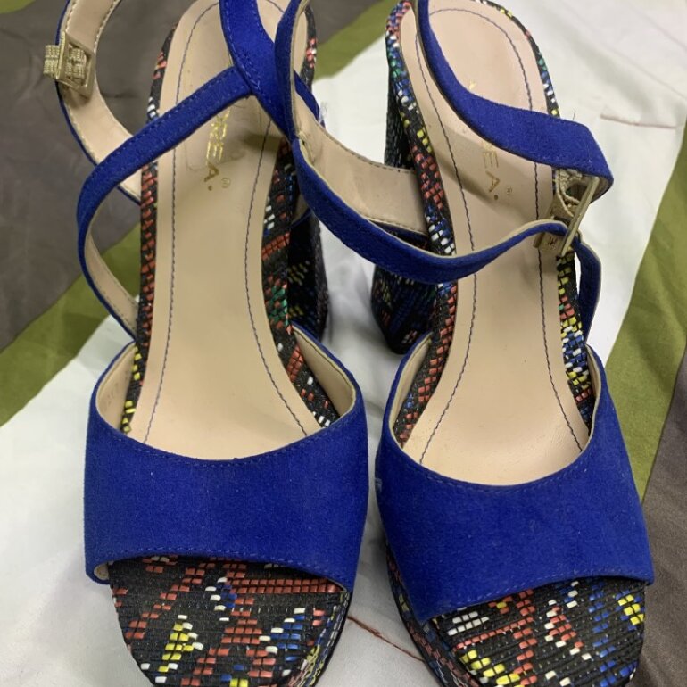 Plataformas Azul rey y multicolor de Andrea de segunda mano - GoTrendier