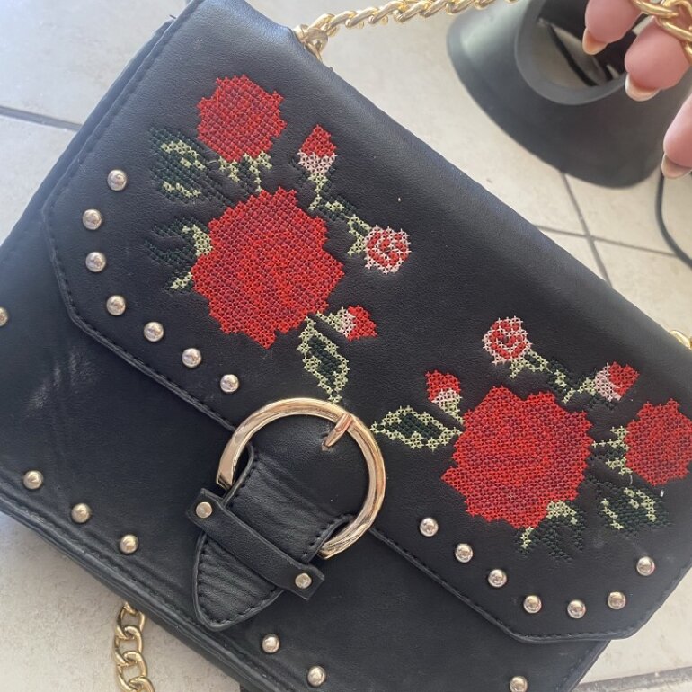 Bolso de flores de Stradivarius de segunda mano - GoTrendier