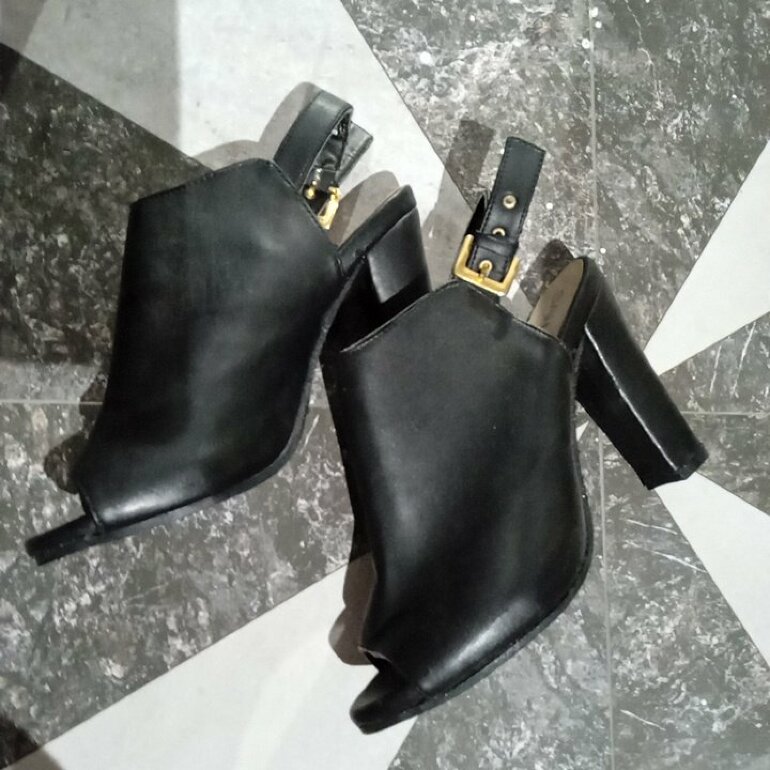 Zapatillas tacon grueso negras de Sahara de segunda mano - GoTrendier