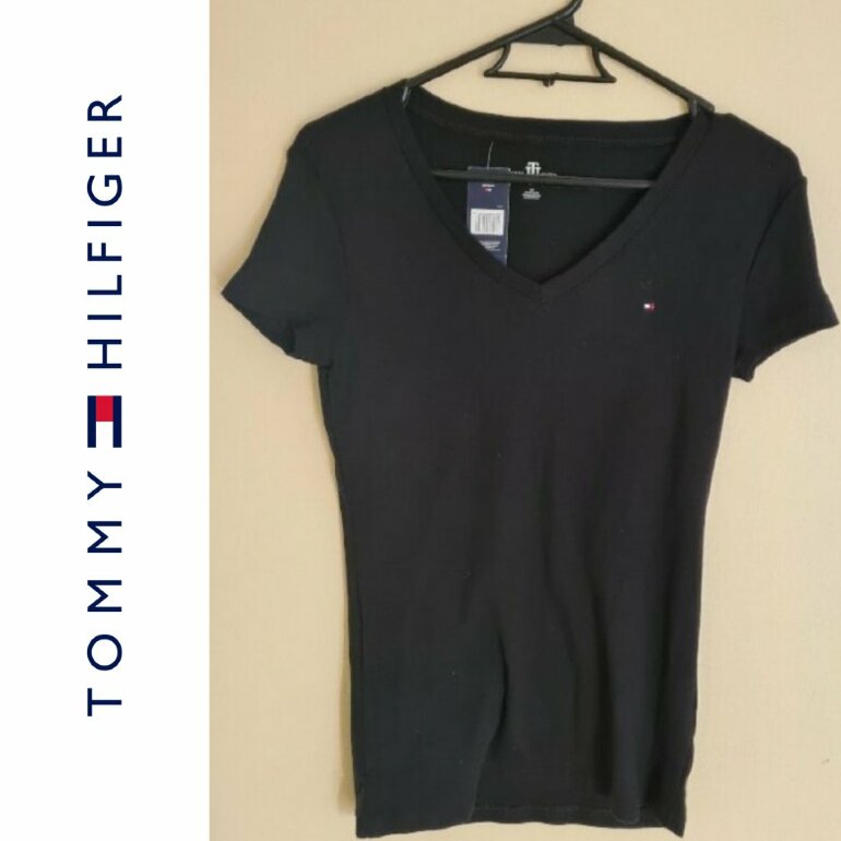 Playera Tommy Hilfiger original cuello V de segunda mano - GoTrendier