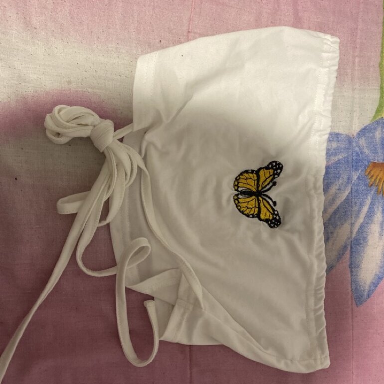 Top blanco con mariposa de Shein de segunda mano GoTrendier