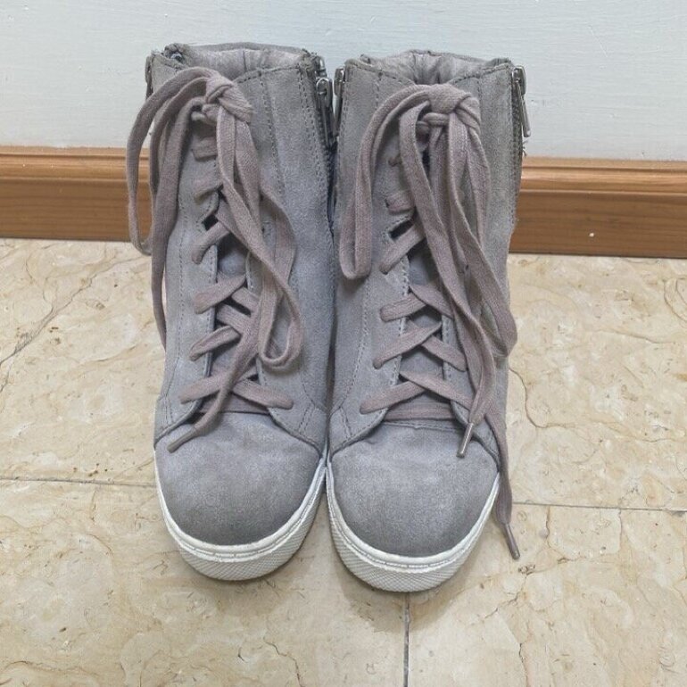 Tenis estilo botín gris de Steve Madden de segunda mano - GoTrendier