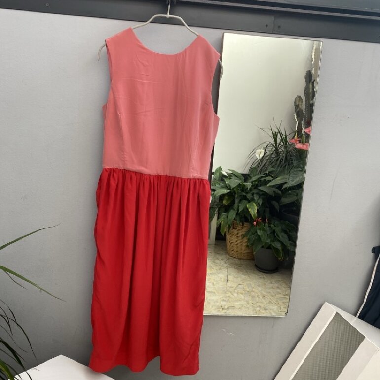 Vestido rosa rojo uterqüe de segunda mano - GoTrendier