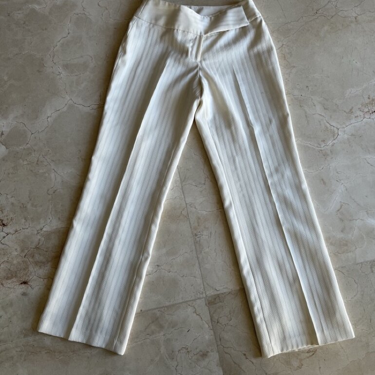 Pantalón de vestir color beige de Ivonne Petite de segunda mano - GoTrendier
