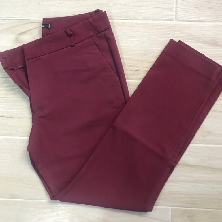 Pantalón recto vino de Stradivarius de segunda mano - GoTrendier