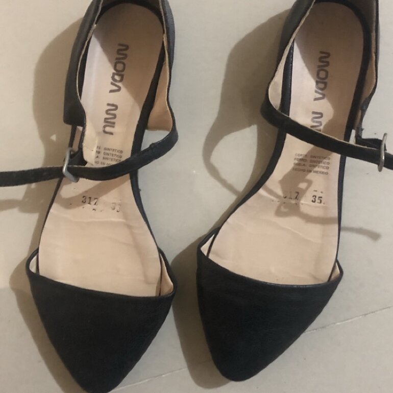 Zapatillas negras de piso de Moda International de segunda mano - GoTrendier