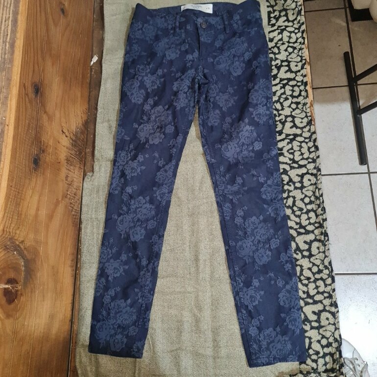 Pantalon Floreado Azul de Abercrombie \u0026amp; Fitch de segunda mano -  GoTrendier