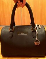 Bolsa DKNY negra de piel saffiano. de segunda mano - GoTrendier