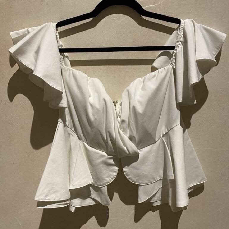 Camisa blanca de mujer | Moda moderna hecha por mitades