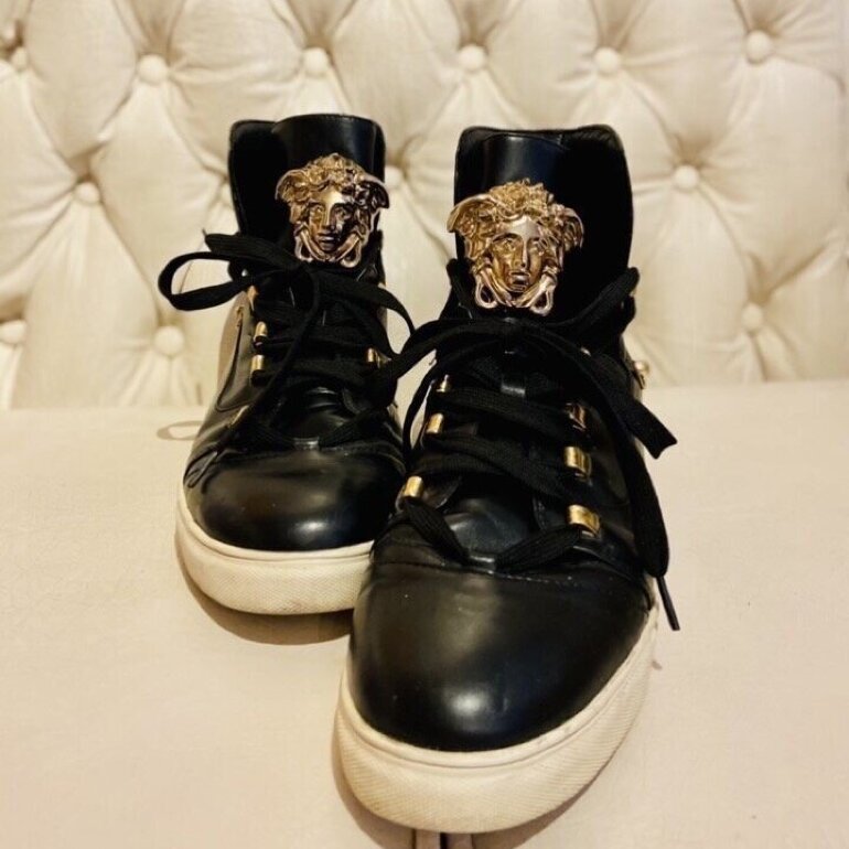Tenis versace medusa de segunda mano - GoTrendier
