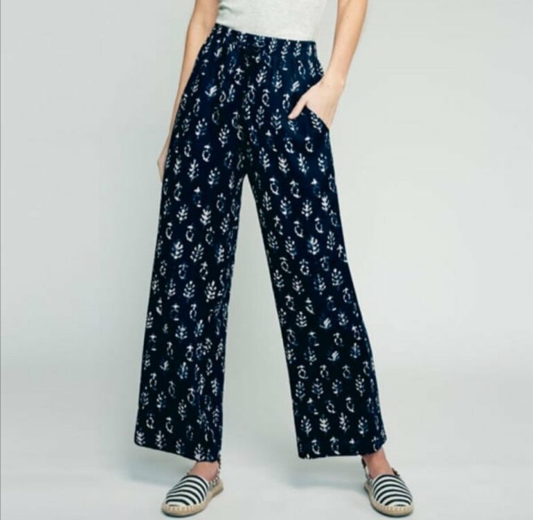 PANTALÓN AZUL MARINO CON FLORES BLANCAS de Hollyland de segunda mano -  GoTrendier