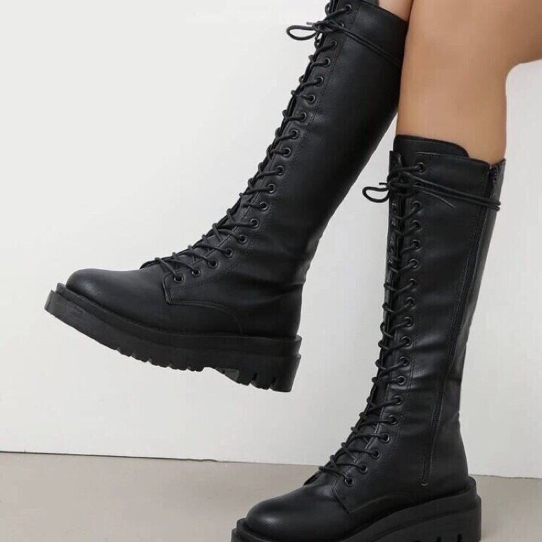 Botas de combate negras, de agujetas de Shein de segunda mano - GoTrendier