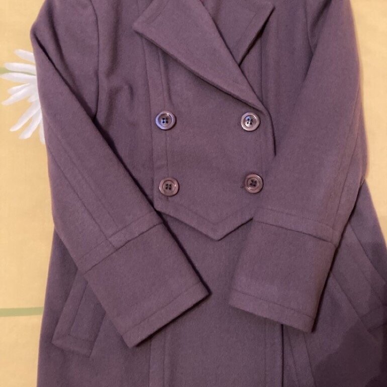 Abrigo Ivonne, color morado de segunda mano - GoTrendier