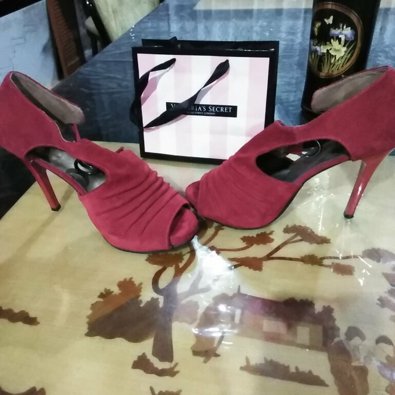 Coquetos zapatos rojos de gamuza de Sao Paulo de segunda mano - GoTrendier