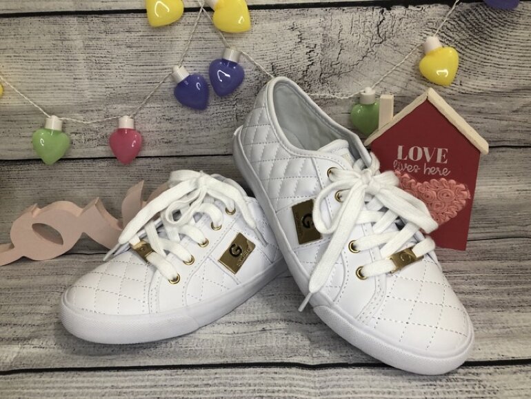 Tenis blancos G by guess de segunda mano - GoTrendier