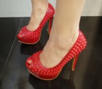 Zapatillas rojas estoperoles Andrea de segunda mano - GoTrendier