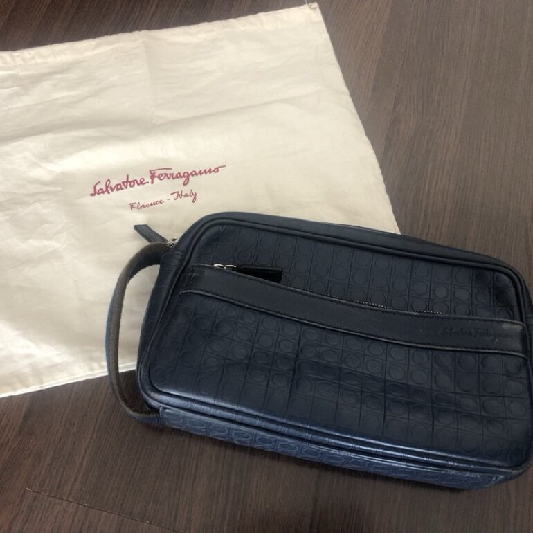 Bolsa de mano con monograma para hombre de Salvatore Ferragamo de segunda  mano - GoTrendier