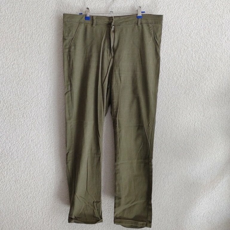 Pantalón corte chino verde militar de Lefties de segunda mano - GoTrendier