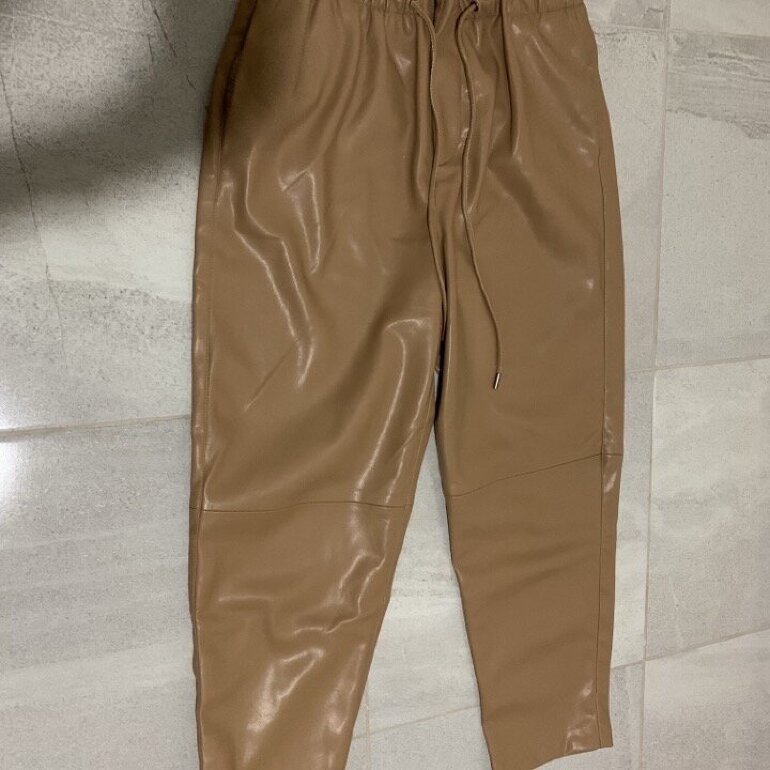 Pantalón efecto piel de Mango de segunda mano - GoTrendier