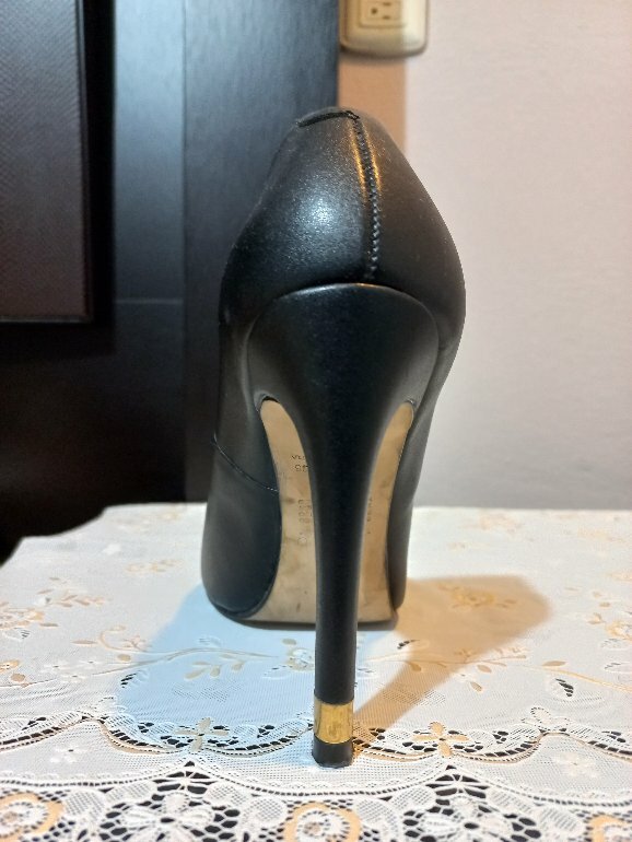 Zapatillas negras con dorado de Andrea de segunda mano GoTrendier