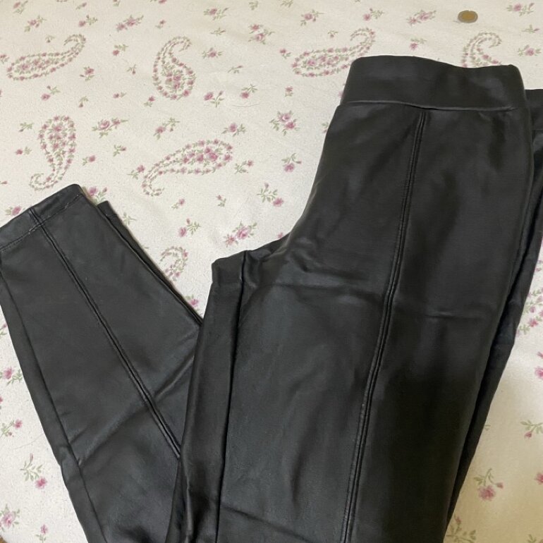 Pantalón tipo cuero negro de S.1 de segunda mano - GoTrendier