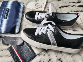 Tenis casuales Tommy Hilfiger negros de mujer - GoTrendier