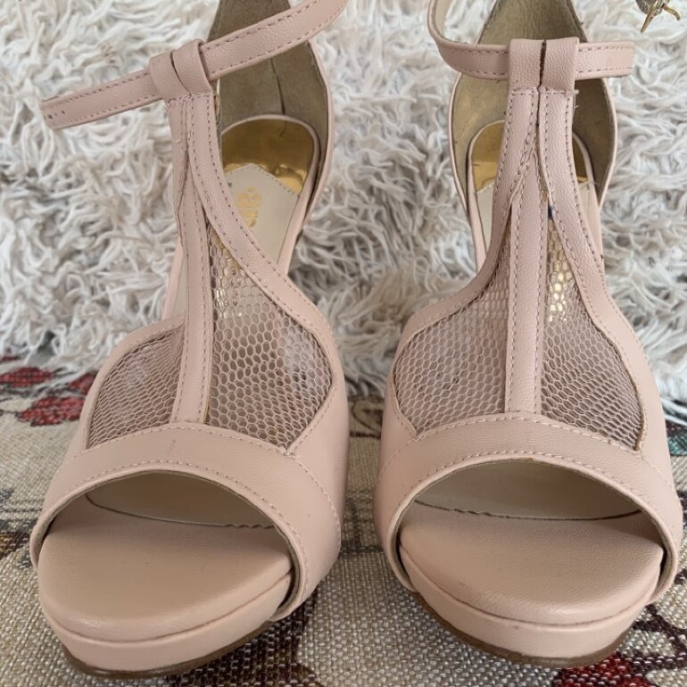 Divinas sandalias altas en nude de Andrea de segunda mano - GoTrendier