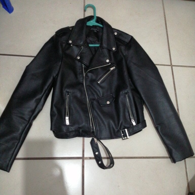 Chamarra negra Rockera imitación piel de Love Tree de segunda mano -  GoTrendier