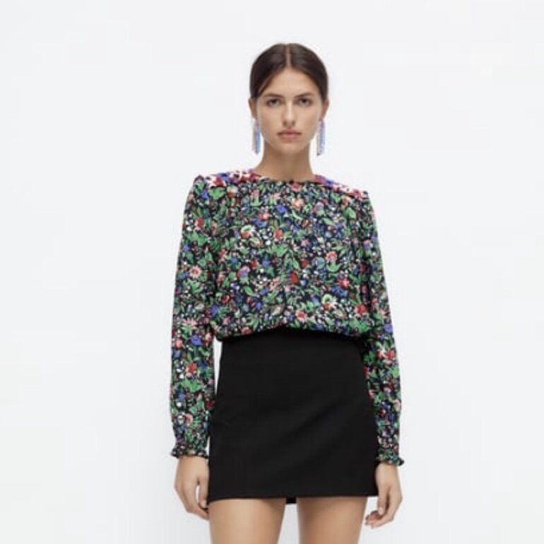 blusa con hombreras zara