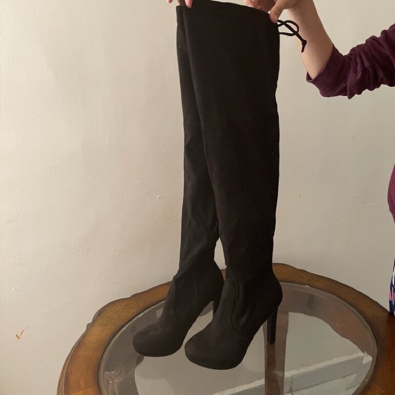 Botas negras en gamuza No. 4.5 de Wild Diva de segunda mano - GoTrendier