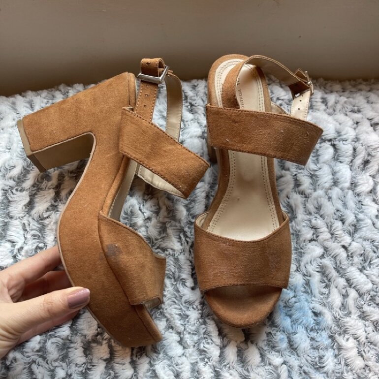 Zapatillas abiertas beige de C\u0026amp;A de segunda mano - GoTrendier