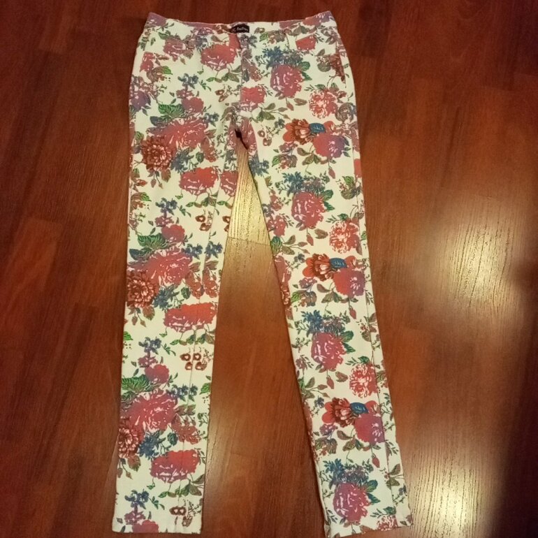 Pantalon blanco floreado de Santory de segunda mano - GoTrendier