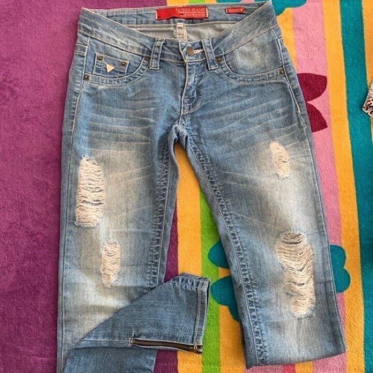 Jeans Rotos guess de segunda mano - GoTrendier